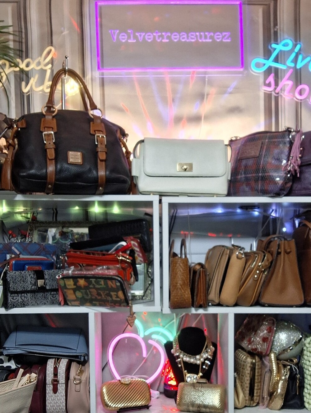 Designer Handbag Share Show Is Live! 6:30pm Est โคLike This Listing - Picture 4 of 17